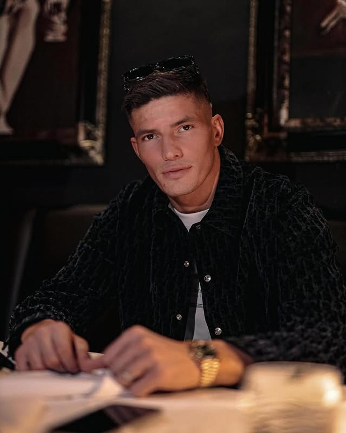 A câștigat lupta din UFC, apoi a pornit către podiumul Versace: „Arăt bine, nu?”