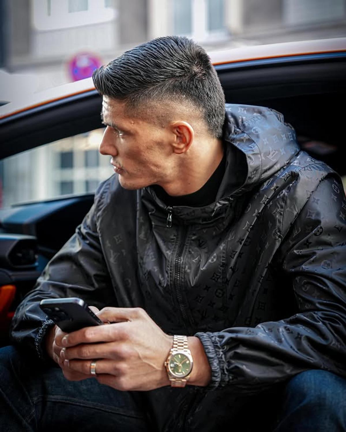 A câștigat lupta din UFC, apoi a pornit către podiumul Versace: „Arăt bine, nu?”