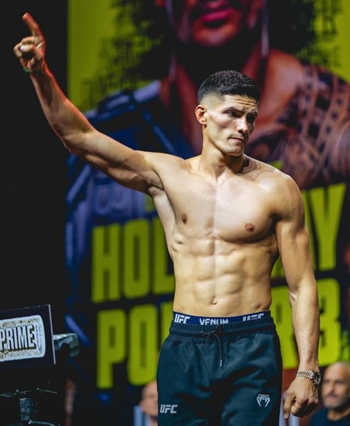 A câștigat lupta din UFC, apoi a pornit către podiumul Versace: „Arăt bine, nu?”