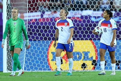 Hannah Hampton, Lucy Bronze și Jess Carter la Euro feminin/ foto: Imago