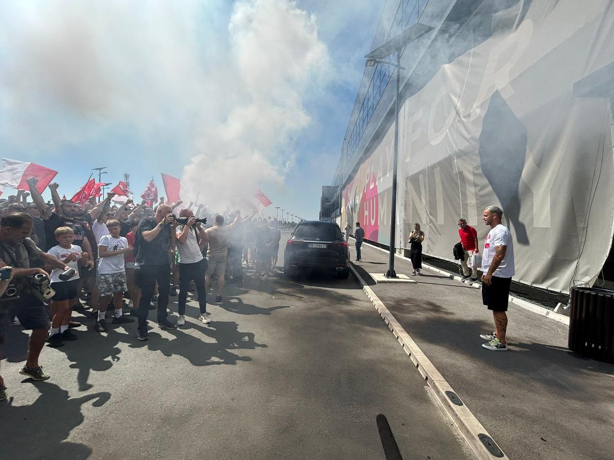 Celebra galerie a Stelei Roșii Belgrad „s-a mutat” pe aeroport » Fostul fotbalist al lui Inter a fost primit ca un rege