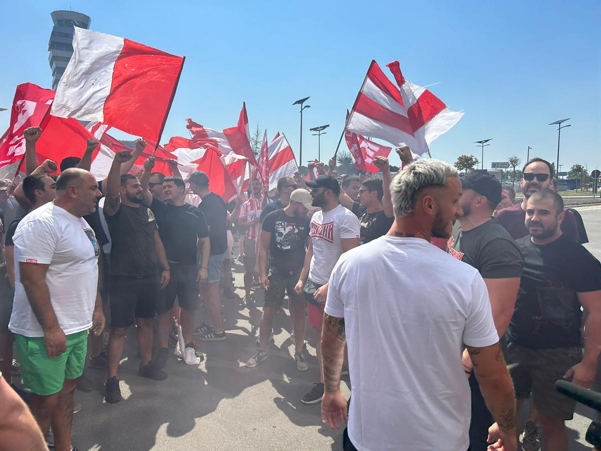 Celebra galerie a Stelei Roșii Belgrad „s-a mutat” pe aeroport » Fostul fotbalist al lui Inter a fost primit ca un rege