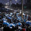 Mii de fani i-au așteptat pe jucătorii argentinieni în ploaie, la întoarcerea acasă / Foto: GettyImages
