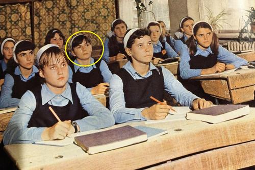 Nadia Comăneci în prima bancă alături de Mariana Constantin, Teodora Ungureanu în banca a doua