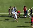 Messi îi face semn arbitrului să se uite spre Tagliafico, care se zvârcolea pe gazon