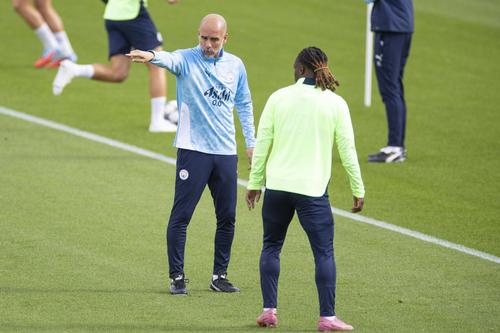 Echipamentul folosit de Pep Guardiola la antrenament se află printre obiectele scoase de Manchester City la licitație / Foto: Imago