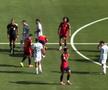 Messi îi face semn arbitrului să se uite spre Tagliafico, care se zvârcolea pe gazon