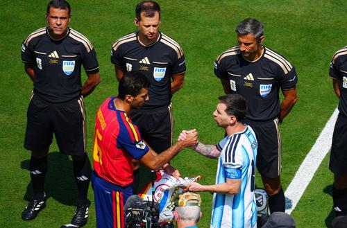 Rodri și Messi își dau mâna înaintea finalei Spania - Argentina 1-0 / Foto: Imago