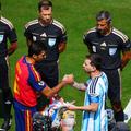 Rodri și Messi își dau mâna înaintea finalei Spania - Argentina 1-0 / Foto: Imago