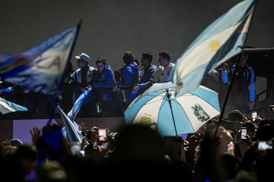 Jucătorii aflați într-un autobuz decapotabil au fost ovaționați de fani / Foto: GettyImages Cum au fost primiți argentinienii la întoarcerea acasă, în Buenos Aires