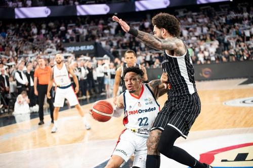 Jaizec Lottie, în duel cu Jeffery Taylor/Foto: Facebook (CSM Oradea)