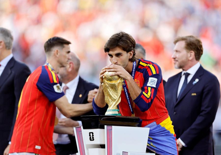 Ferran Torres sărută trofeul pe care Spania l-a câștigat datorită golul său din prelungirile finalei CM 2026 cu Argentina / Foto: Imago Impactul câștigării Mondialului asupra economiei Spaniei » Cu cât crește PIB-ul țării