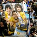 Trofeele Argentinei cu Diego Maradona și Lionel Messi, foto: Guliver/gettyimages