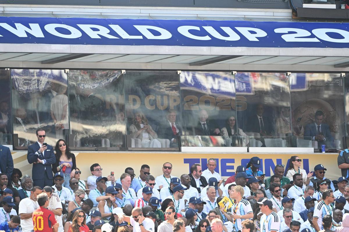Imaginea pe care ai ratat-o la finala Mondialului » Fostul patron din Superligă, alături de Donald Trump și Gianni Infantino în lojă