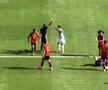 Arbitrul scoate cartonașul roșu și i-l arată lui Enzo