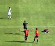 Arbitrul aleargă spre Enzo și scoate al doilea cartonaș galben din buzunar