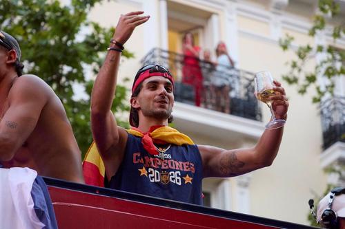Ferran Torres a celebrat pe străzile din Madrid cu colegii din naționala Spaniei titlul mondial cucerit în fața Argentinei / Foto: Imago