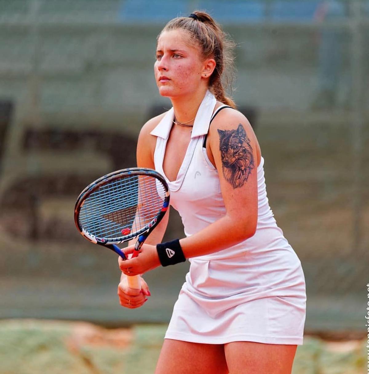 Andreea Prisăcariu s-a pozat în bikini și tricou cu „Doar Dinamo București” după titlul câștigat în Antalya
