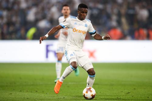 Bouna Sarr (28 de ani) se pregătea să plece la antrenament, când patru indivizi l-au forțat să intre înapoi în casă, furându-i mai multe obiecte de valoare