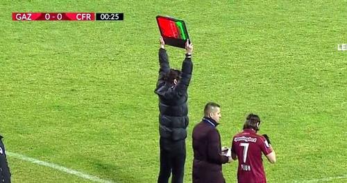 Alin Fica (19 ani), jucătorul înlocuit de Dan Petrescu după doar 39 de secunde în campionatul trecut, a fost împrumutat de CFR Cluj la Rapid.