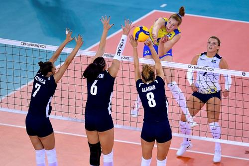 Isabelle Haak atacă balonul în partida cu Finlanda, câștigată joi seara cu 3-2 FOTO IMAGO