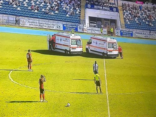 Momentul când pe gazon se aflau 2 ambulanțe