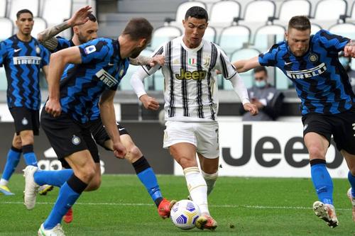 Ronaldo (înconjurat de interiști) mai vrea un titlu de golgeter
Foto:Imago