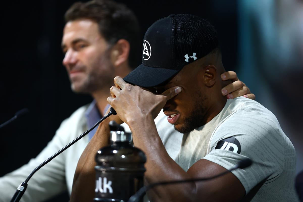 Ucraineanul Usyk l-a învins din nou pe Anthony Joshua! Scandal după meci: a aruncat centurile și a plecat din ring