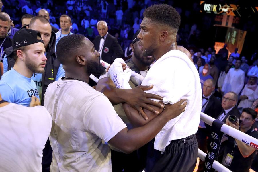 FOTO: Guliver/GettyImages Ucraineanul Usyk l-a învins din nou pe Anthony Joshua! Scandal după meci: a aruncat centurile și a plecat din ring