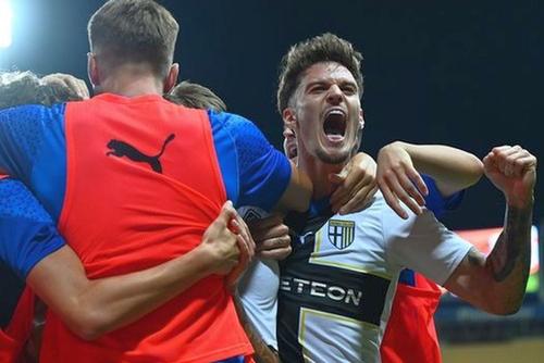 Dennis Man, lăudat în Italia (foto: Facebook/Parma)