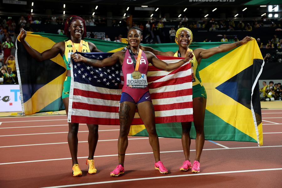 Podiumul de la 100 de metri feminin FOTO Guliver/GettyImages Victorie în multe culori » Excentrica Sha'Carri Richardson s-a impus în proba de 100 de metri la Campiontele Mondiale de la Budapesta