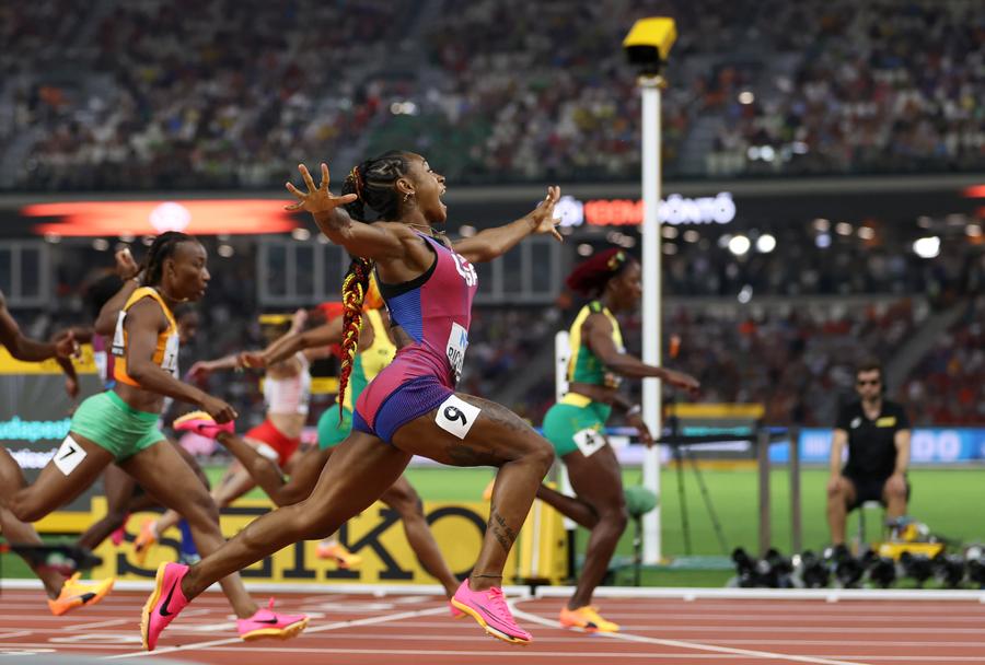 Sha'Carri Richardson în acțiune FOTO GUliver/GettyImages Victorie în multe culori » Excentrica Sha'Carri Richardson s-a impus în proba de 100 de metri la Campiontele Mondiale de la Budapesta