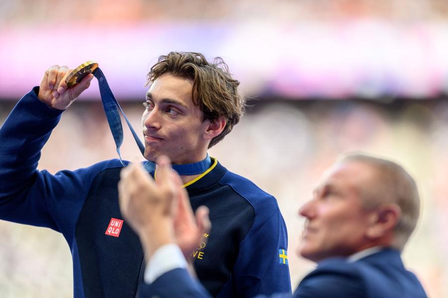 Armand Duplantis a primit medalia de aur la Paris din partea lui Sergey Bubka Foto: Imago Unde poate duce Armand Duplantis recordul mondial? Care a fost răspunsul suedezului, dar și al lui Sergey Bubka