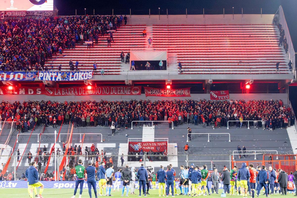 Ca după război! Imagini terifiante pe stadion: suporterii s-au umplut de sânge, au sărit din tribune, sunt zeci de răniți grav și cel puțin un mort