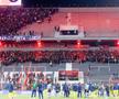 Ca după război! Imagini terifiante pe stadion: suporterii s-au umplut de sânge, au sărit din tribune, sunt zeci de răniți grav și cel puțin un mort