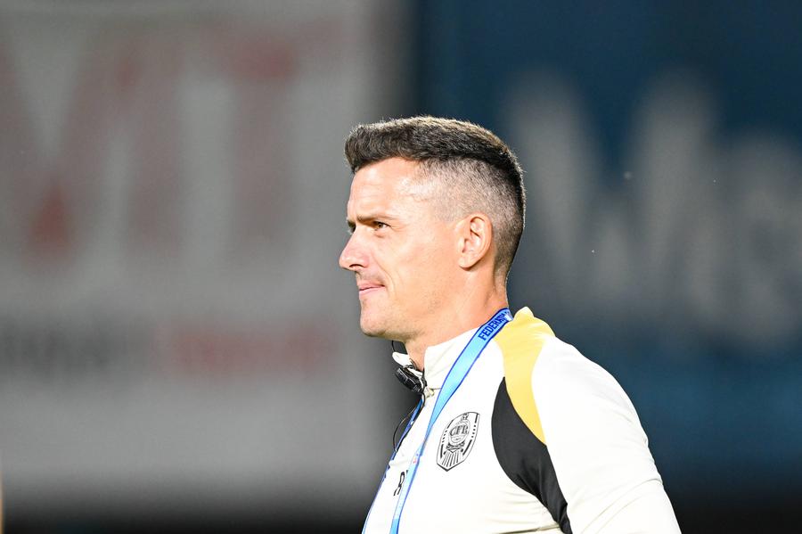 Cine va sta pe banca lui CFR Cluj după demisia lui Dan Petrescu