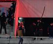 Ca după război! Imagini terifiante pe stadion: suporterii s-au umplut de sânge, au sărit din tribune, sunt zeci de răniți grav și cel puțin un mort