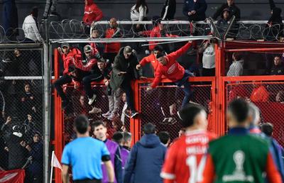 Ca după război! Imagini terifiante pe stadion: suporterii s-au umplut de sânge, au sărit din tribune, sunt zeci de răniți grav și cel puțin un mort