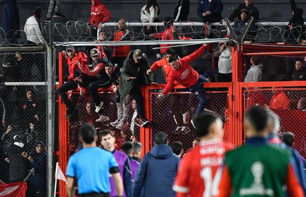 Ca după război! Imagini terifiante pe stadion: suporterii s-au umplut de sânge, au sărit din tribune, sunt zeci de răniți grav și cel puțin un mort