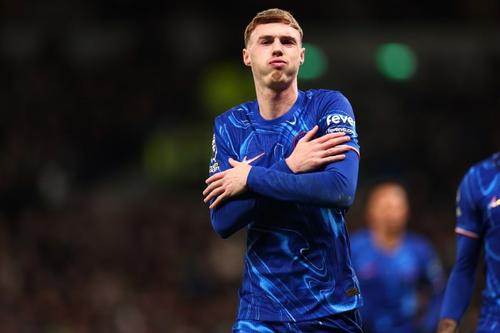 Cole Palmer celebrează tremurând un gol înscris pentru Chelsea