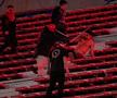Ca după război! Imagini terifiante pe stadion: suporterii s-au umplut de sânge, au sărit din tribune, sunt zeci de răniți grav și cel puțin un mort