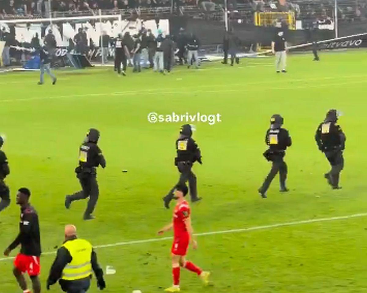 Haos în Germania: Südwest-Derby întrerupt, polițiștii au intrat pe teren pe cai!