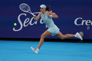 Iga Swiatek s-a calificat în semifinale la Cincinnati, după ce Elena Rybakina s-a retras din meci din cauza unei probleme la glezna stângă
