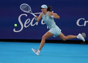 Iga Swiatek s-a calificat în semifinale la Cincinnati, după ce Elena Rybakina s-a retras din meci din cauza unei probleme la glezna stângă