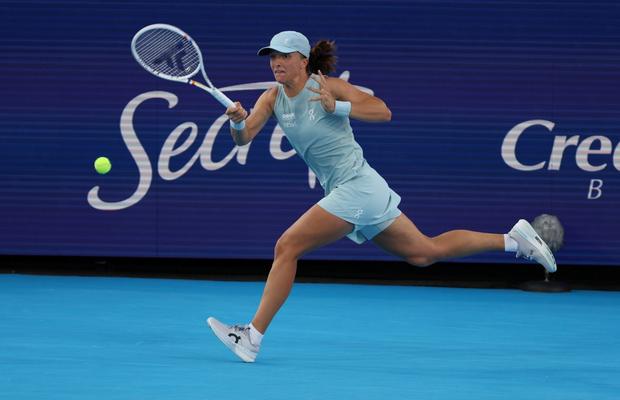 Iga Swiatek s-a calificat în semifinale la Cincinnati, după ce Elena Rybakina s-a retras din meci din cauza unei probleme la glezna stângă