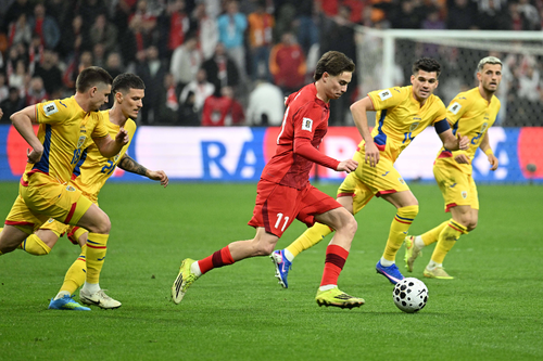 Vlad Dragomir (dreapta) s-a accidentat cu o lună înainte de meciul cu Suedia // foto: imago images