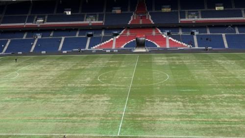 Gazonul de pe Parc des Princes se prezintă într-o stare deplorabilă