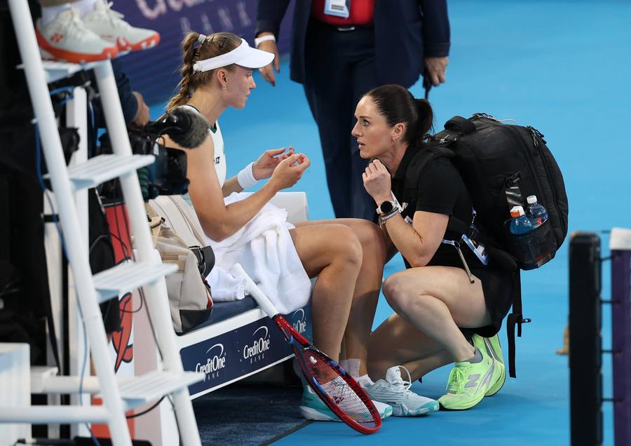 Iga Swiatek s-a calificat în semifinale la Cincinnati, după ce Elena Rybakina s-a retras din meci din cauza unei probleme la glezna stângă