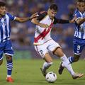 Andrei Rațiu încearcă să-și facă loc printre adversarii de la Alaves / Foto: Imago