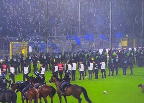 Haos în Germania: Südwest-Derby întrerupt, polițiștii au intrat pe teren pe cai!
